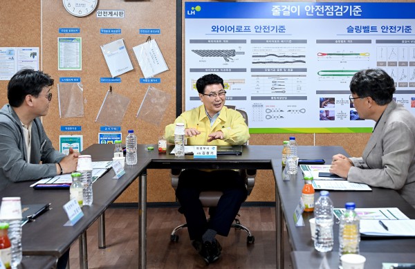 [사진] 김원기 의정부시장은 8월 10일 우정지구 LH 현장사무소에서 LH와 서부권역 버스공영차고지 조성을 위한 후보지 여건을 살펴보고 사업 추진 방향을 논의했다