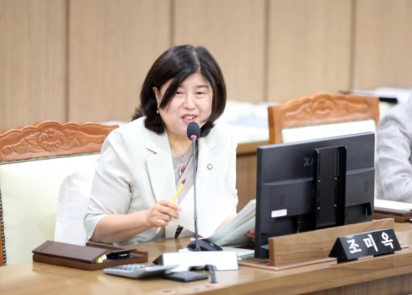 [사진] 조미옥 수원특례시의회 의원이 제403회 임시회 기획경제위원회 회의에서 질의하고 있다