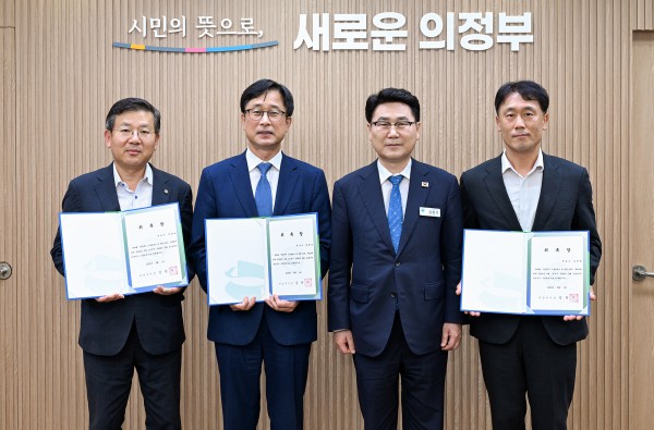 [사진] 김원기 의정부시장이 9월 1일 시장실에서 고문변호사들을 위촉한 뒤 기념촬영을 하고 있다.