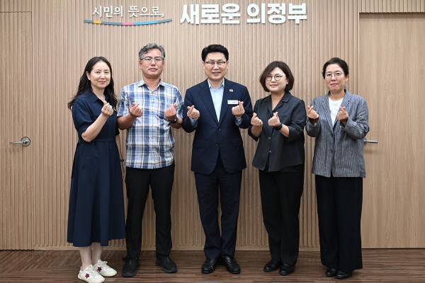 [사진] 김원기 의정부시장이 8월 31일 시장실에서 한국장애인고용공단 경기북부지사 관계자들과 차담회를 가진 뒤 기념촬영을 하고 있다.