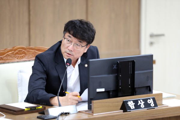[사진] 함상영 수원특례시의원이 지난 15일 열린 2026년도 시민복지국 주요업무 추진실적 보고에서 응급안전안심서비스의 신속한 대응과 사후관리 강화를 주문하고 있다