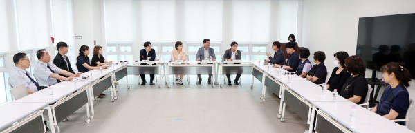 [사진] 김미경 수원특례시의회 의장과 유재광 부의장, 양당 교섭단체 대표들이 21일 청사관리 직원 간담회에서 직원들의 건의사항을 듣고 근무환경 개선 방안에 대해 의견을 나누고 있다