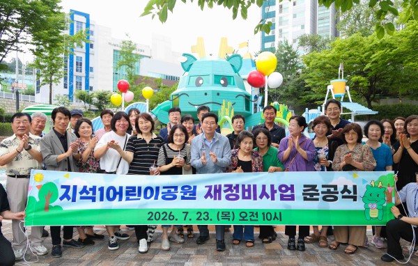 [사진] 이상일 시장이 23일 기흥구 상하동 지석1어린이공원 물놀이장 준공식에서 주민들과 기념사진 촬영을 하고 있다