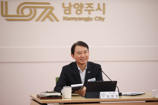 [사진] 최현덕 남양주시장이 1일 시청 여유당에서 열린 9월 시정현안토론회에서 ‘남양주형 기본사회’ 정책 방향에 대해 발언하고 있다.