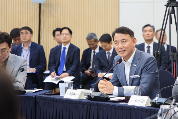 [사진] 최현덕 남양주시장이 ‘민선9기 도지사-시장·군수 간담회’에서 희망 메시지를 발표하고 있다