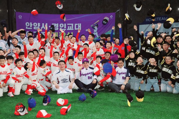 [사진] 8일 저녁 열린 안양시 경인교대 야구장 개장식에서 유소년 야구선수들과 최대호 안양시장 김왕준 경인교대 총장 등이 기념사진을 찍고 있다