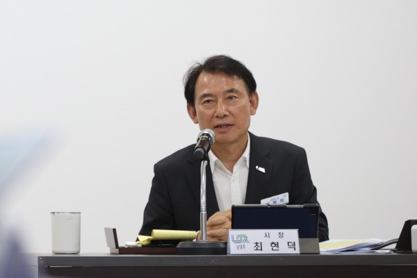 [사진] 최현덕 남양주시장이 진접오남행정복지센터에서 열린 시정현안회의에서 주요 현안을 점검하며 발언하고 있다