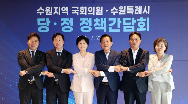 [사진] 김미경 수원특례시의회 의장과 이대선 교섭단체 대표의원, 수원지역 국회의원, 이재준 수원특례시장이 22일 ‘수원지역 국회의원·수원특례시 당·정 정책간담회’에서 기념촬영을 하고 있다