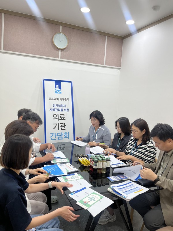 [사진] 수원시가 19일 메이저요양병원에서 간담회를 열고 있다