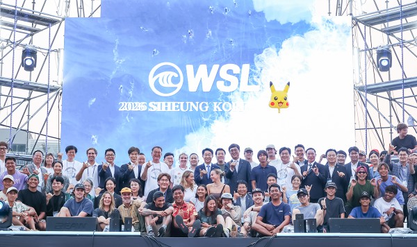[사진] 4일 거북섬 웨이브파크 광장에서 열린 2026 WSL 시흥 코리아 오픈 국제서핑대회 개회식에 참가자 및 관계자들이 기념촬영을 하고 있다