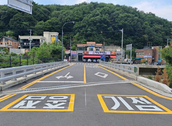 [사진]  용인특례시는 교통약자의 안전한 보행환경 조성을 위해 노인보호구역 교통안전시설을 정비했다