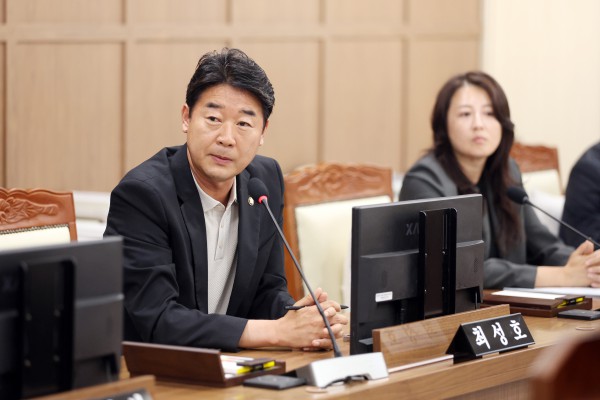 [사진] 수원특례시의회 문화체육교육위원회에서 최성호 위원이 발언을 하고있다