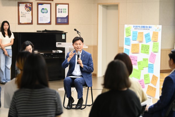 [사진] 조용익 부천시장이 청년 북토크에서 청년들의 질문에 답하고 있다