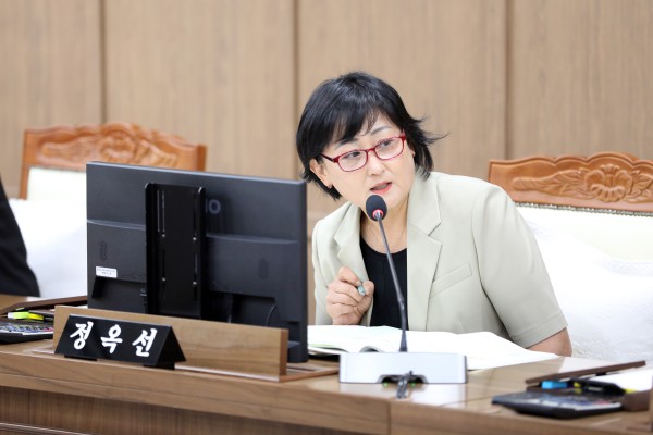 [사진] 정옥선 수원특례시의회 의원이 제403회 임시회 기획경제위원회 회의에서 질의하고 있다