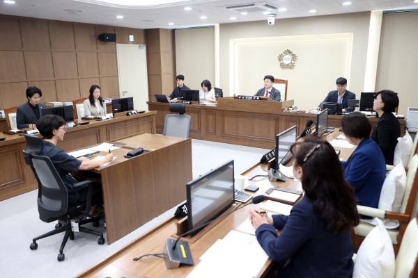 수원특례시의회 도시미래위원회가 제404회 임시회에서 추경예산안 등 안건을 심사하고 있다.