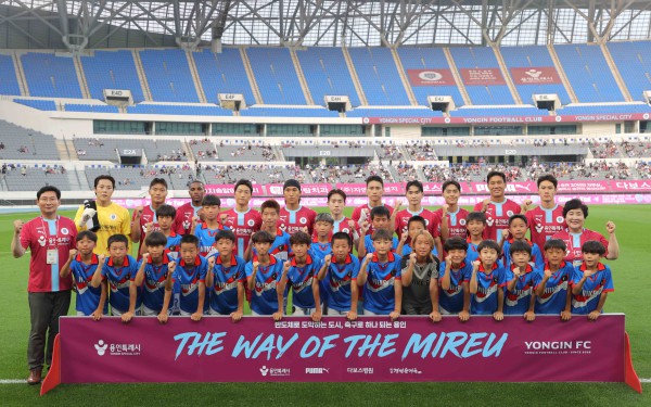 [사진] 이상일 용인특례시장이 11일 미르스타움에서 용인FC 선수들과 기념촬영을 하고 있다