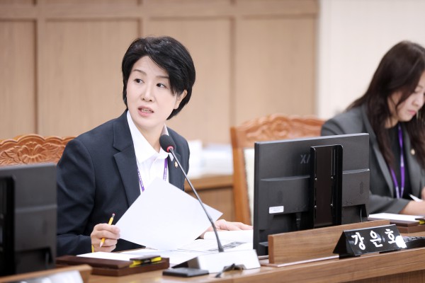 [사진] 수원특례시의회 도시미래위원회에서 강은호 위원이 발언을 하고 있다