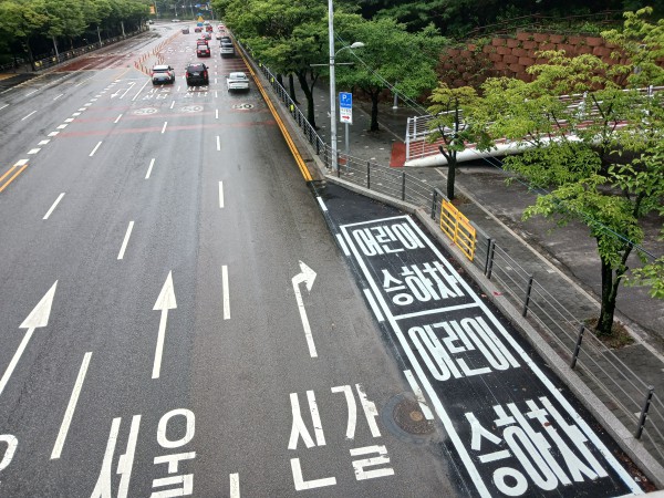 [사진] 수지구는 풍덕초일원에 학생 승하차구역을 설치했다
