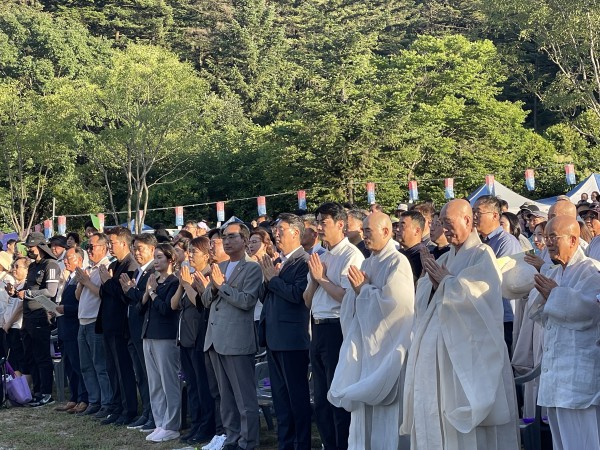 [사진] 진접읍 봉선사에서 열린 ‘제24회 봉선사 행복바라미 연꽃축제’에 참석한 김상수 부시장과 한준호 국회의원, 주요 내빈들이 행사에 함께하고 있다