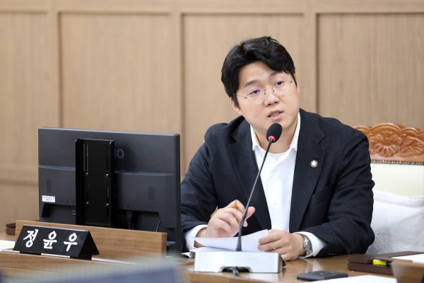 [사진] 정윤우 수원특례시의회 의원이 16일 제403회 임시회 보건복지위원회 회의에서 여성가족국의 2026년도 주요업무 추진실적과 관련해 질의하고 있다