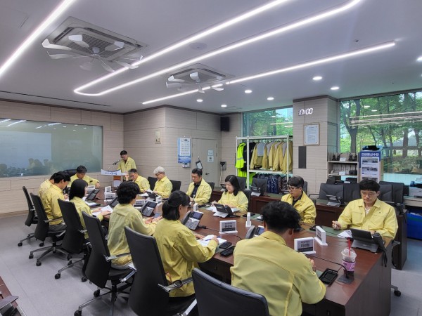 [사진] 31일 시흥시청 재난안전상황실에서 열린 폭염-가뭄 대응 추진상황 점검 TF회의에서 관계자들이 분야별 대응 상황을 점검하고 있다 