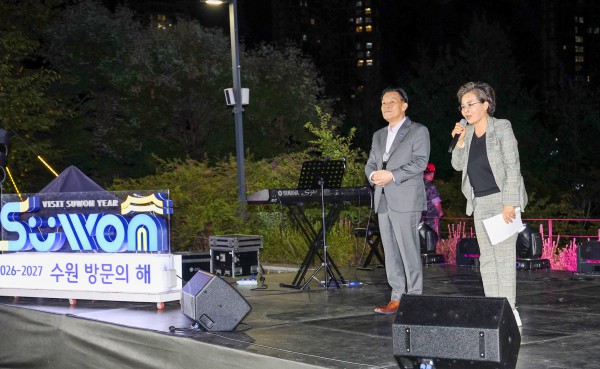 [사진] 김미경 수원특례시의회 의장이 9일 광교호수공원에서 열린 ‘2026 수원 드론·불꽃 축제’에서 시민들에게 인사말을 전하고 있다.