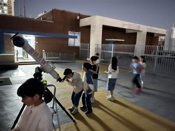 [사진] 천체망원경으로 천체관측 실습 중 