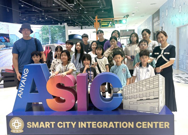 [사진] 안양시 제1기 아동참여위원회 위원들이 28일 오후 스마트도시통합센터 홍보체험관에서 기념사진을 찍고 있다