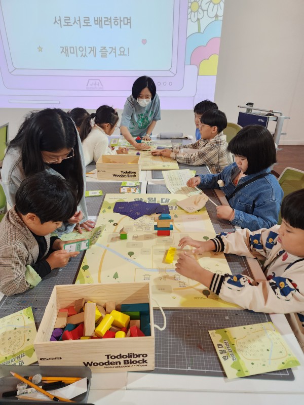 [사진] 용인특례시 처인성역사교육관 만월대 건축 프로그램에 초등생이 참여한 모습