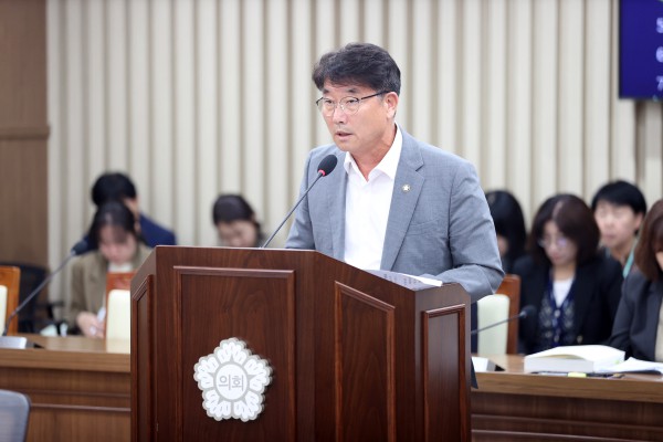 [사진] 함상영 수원특례시의회 의원이 21일 제405회 제1차 정례회 보건복지위원회 회의에서 조례안 제안설명을 하고 있다.