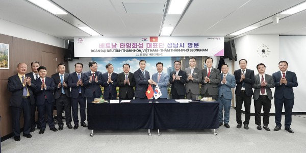 [사진] 21일 베트남 타잉화성 대표단을 이끌고 성남시청을 방문한 응우옌 홍 퐁 타잉화성 인민의회 의장과 신상진 성남시장, 양측 인사들이 기념사진을 찍고 있다.