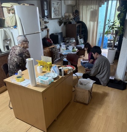 [사진] 폭염에 대비해 취약계층 독거노인과 1인 가구의 생활 실태 방문 모습