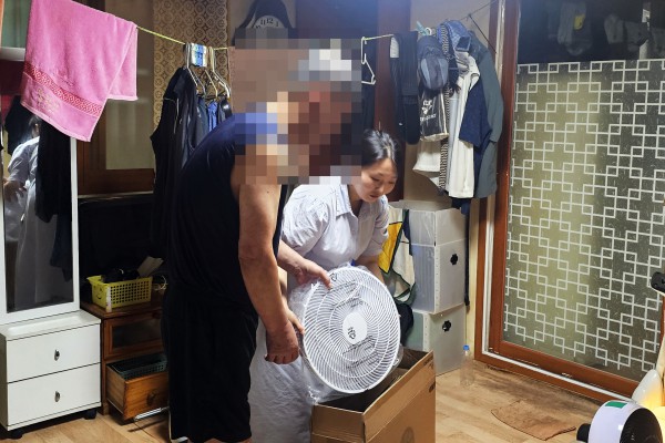 [사진] 수원시가 취약계층 사례관리대상자에게 냉방용품(선풍기)를 전달하고 있다