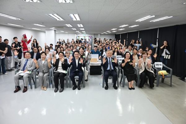 [사진] 김원기 의정부시장이 7월 24일 장애인직업재활시설 솔빛터 설립 20주년 기념식에서 참석자들과 기념촬영을 하고 있다