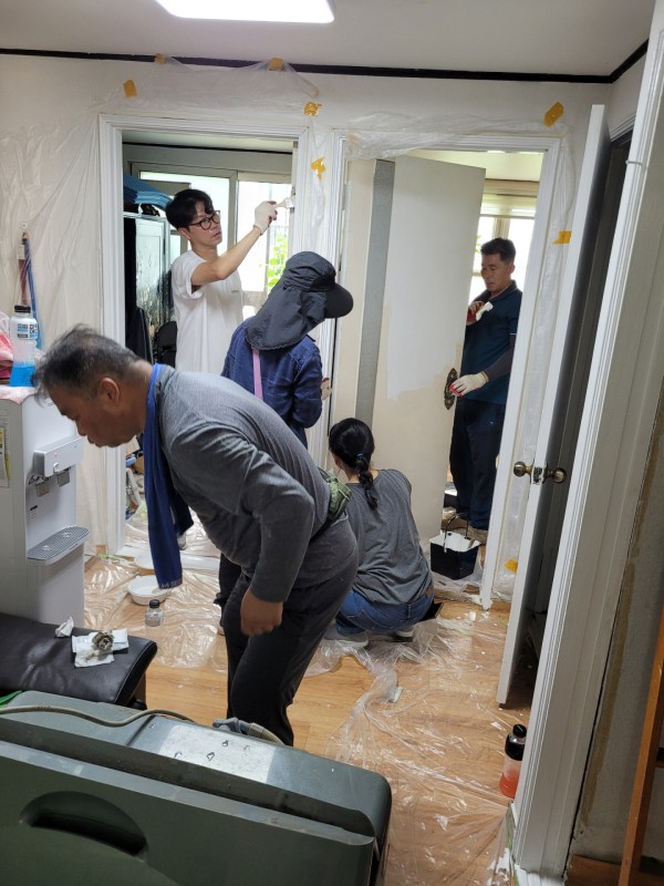 [사진] 8일 매화동 돌봄SOS센터 관계자가 관내 어르신 가정에 방문해 주거환경을 개선하고 있다
