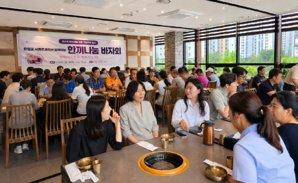 [사진] 2일 시흥시북부노인복지관이 훈장골 시흥은계점에서 한끼나눔 바자회를 진행하고 있다
