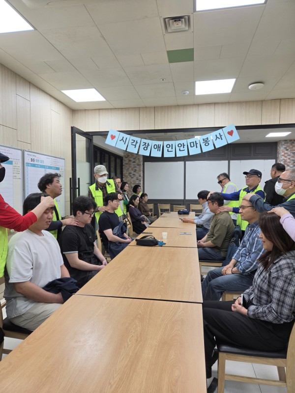 [사진] 시각장애인이 장애 인식 개선을 위해 시민을 대상으로 안마 봉사를 진행하고 있다.