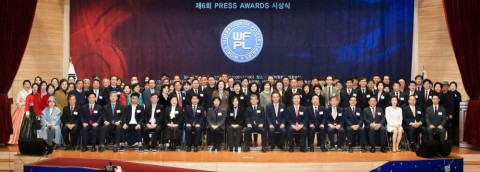 2024년 2월 21일 오후 국회의원회관 대회의실에서 열린 제6회 PRESS AWARDS 시상식에 앞서 세계총연맹 李山河 총재, 양정숙 국회의원, 세계총연맹 상임고문 문주현 MDM그룹 회장, 상임고문 이치수 세계언론협회(WPA) 회장 겸 신문협 회장, 세계총연맹 이희준-류제리 자문위원, 세계총연맹 자문위원인 박봉규 코리아씨이오써밋 이사장, 임상규 전북도행정부지사, 김성제 의왕시장, 권기창 안동시장, 최충규 대덕구청장, 대전시 중구의회 윤양수 의장, 천안시의회 정도희 의장, 충주시의회 박해수 의장, 주영섭 서울대 공학전문대학원 특임교수(전 중소기업청장), 한경국립대학교 이원희 총장, 현대홈쇼핑 한광영 대표이사, 이창효 전국검정고시총동문회 총회장, 김영주 유창중건설 회장(전 국회의원), 한국전립선-배뇨관리협회 김세철 회장, KBS교수협의회 방극천 회장, KBS스포츠예술과학원 강미정 원장을 비롯하여 전국 각지에서 활동하고 있는 세계총연맹 관계자 등이 기념촬영하고 있다