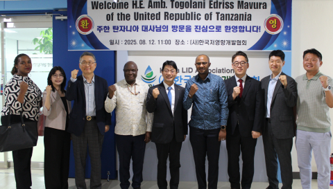한국저영향개발협회를 방문한 주한 탄자니아 대사관 Togolani Edriss Mavura 대사(오른쪽 네 번째), Bahati Masila 전권공사(왼쪽 네 번째), Debora Mukwenda 홍보담당관(왼쪽 첫 번째)과의 기념사진