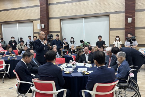보훈공단 윤종진 이사장이 이석규 애국지사(오른쪽에서 첫번째)에 축하와 감사의 말을 전하고 있다