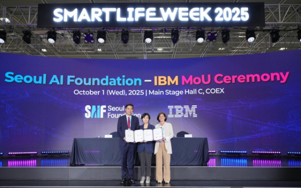 서울AI재단-IBM 업무 협약식(왼쪽부터 서울AI재단 김만기 이사장, IBM 코리아 이수정 대표이사, IBM 퀀텀 총괄임원 페트라 플로리존느(Petra Florisson))