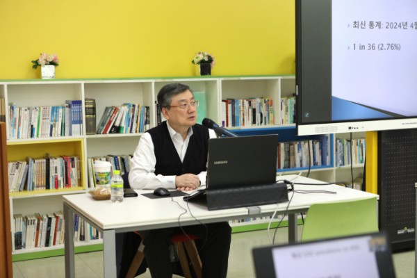 성남시한마음복지관 ABA부모대학 강의실에서 신성호 원장이 강의를 진행하고 있다