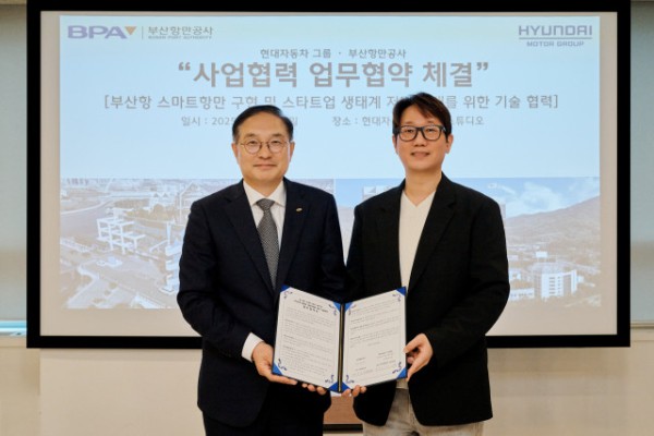 왼쪽부터 부산항만공사 정원동 부사장과 현대차그룹 제로원실 노규승 실장이 업무협약 체결식에서 기념 촬영을 하고 있다