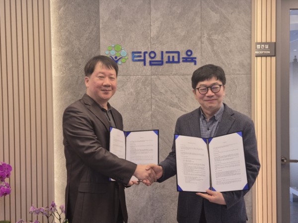 콘센트에듀 주동욱 대표(왼쪽)와 타임교육C&amp;P 이길호 대표가 계약을 체결하고 있다