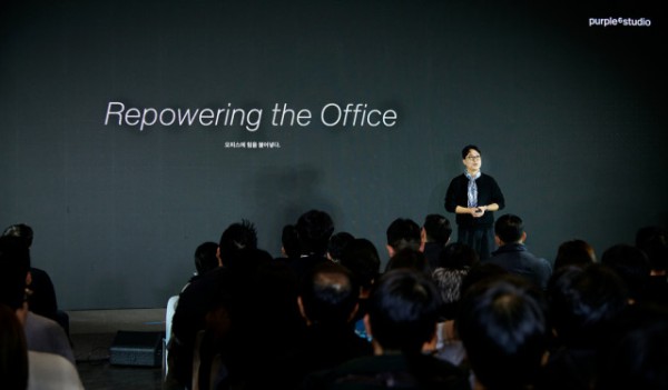 퍼플식스 스튜디오가 지난 5일 정동 1928 아트센터에서 개최한 ‘2025 오피스 세미나’에서 퍼플식스 스튜디오 이영준 총괄이 개회사를 하고 있다