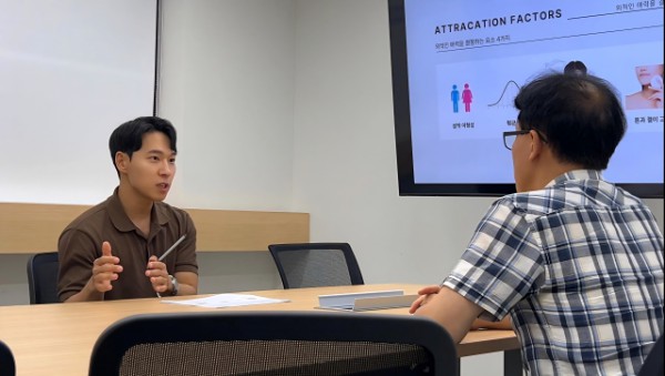 안면과 체형, 후보자의 정책 방향과 연출하고자 하는 이미지를 분석해 퍼스널 브랜딩을 진행하는 아웃핏코드의 컨설팅 모습