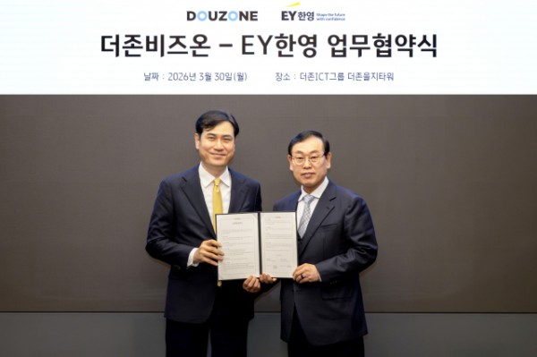 더존비즈온 공동대표 이강수 부회장(오른쪽)과 EY한영 이광열 감사부문대표가 30일 더존을지타워에서 AI 기반 차세대 ERP 고도화 및 AX 확산을 위한 업무협약을 체결하고 기념 촬영을 하고 있다