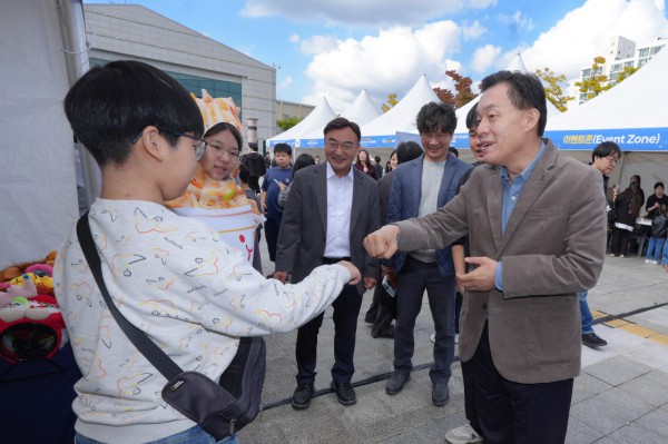 이재준 수원시장이 수원시 청소년대축제에 참가한 청소년과 인사하고 있다.