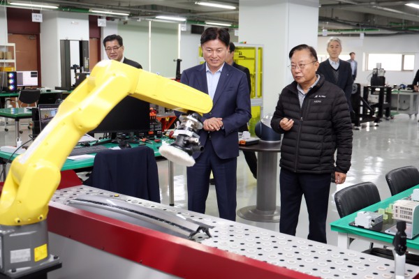 ㈜에이엘로봇의 강대희 대표가 조용익 부천시장에게 로봇팔을 이용한 연마공정을 시연하고 있다.