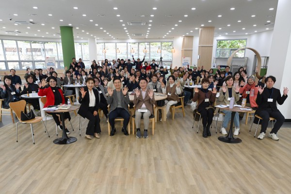 김동근 시장이 10월 30일 ‘2025년 평생교육 관계자 네트워크 워크숍’에서 특별강연을 한 뒤 참석자들과 기념사진을 찍고 있다.